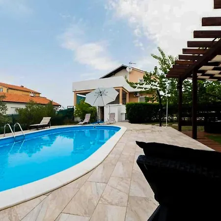 House Bistre With Private Pool
